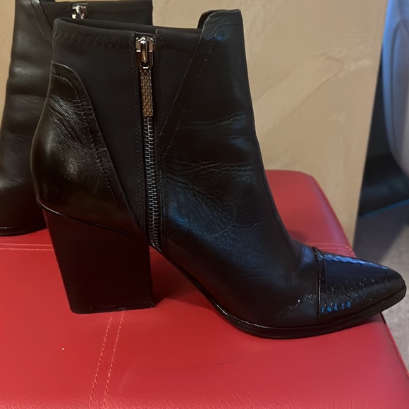 Donald Pliner: Leather Black Bootie, Size 9 - Picture 5 of 7